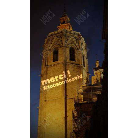 Projection "merci" lumineux sur bâtiment