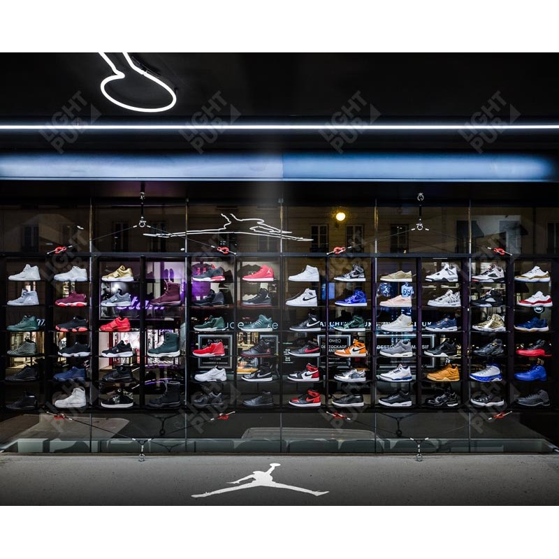 Projection logo lumineux au sol magasin Nike Jordan