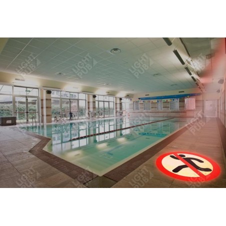 Panneau lumineux au sol piscine interdit de courir