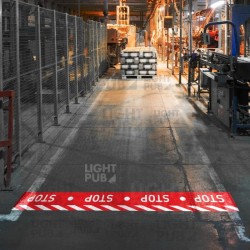 Ligne lumineuse rouge stop projetée au sol