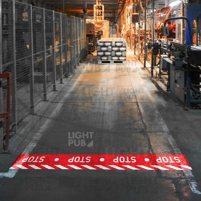 Ligne lumineuse rouge stop projetée au sol Ligne lumineuse rouge stop projetée au sol